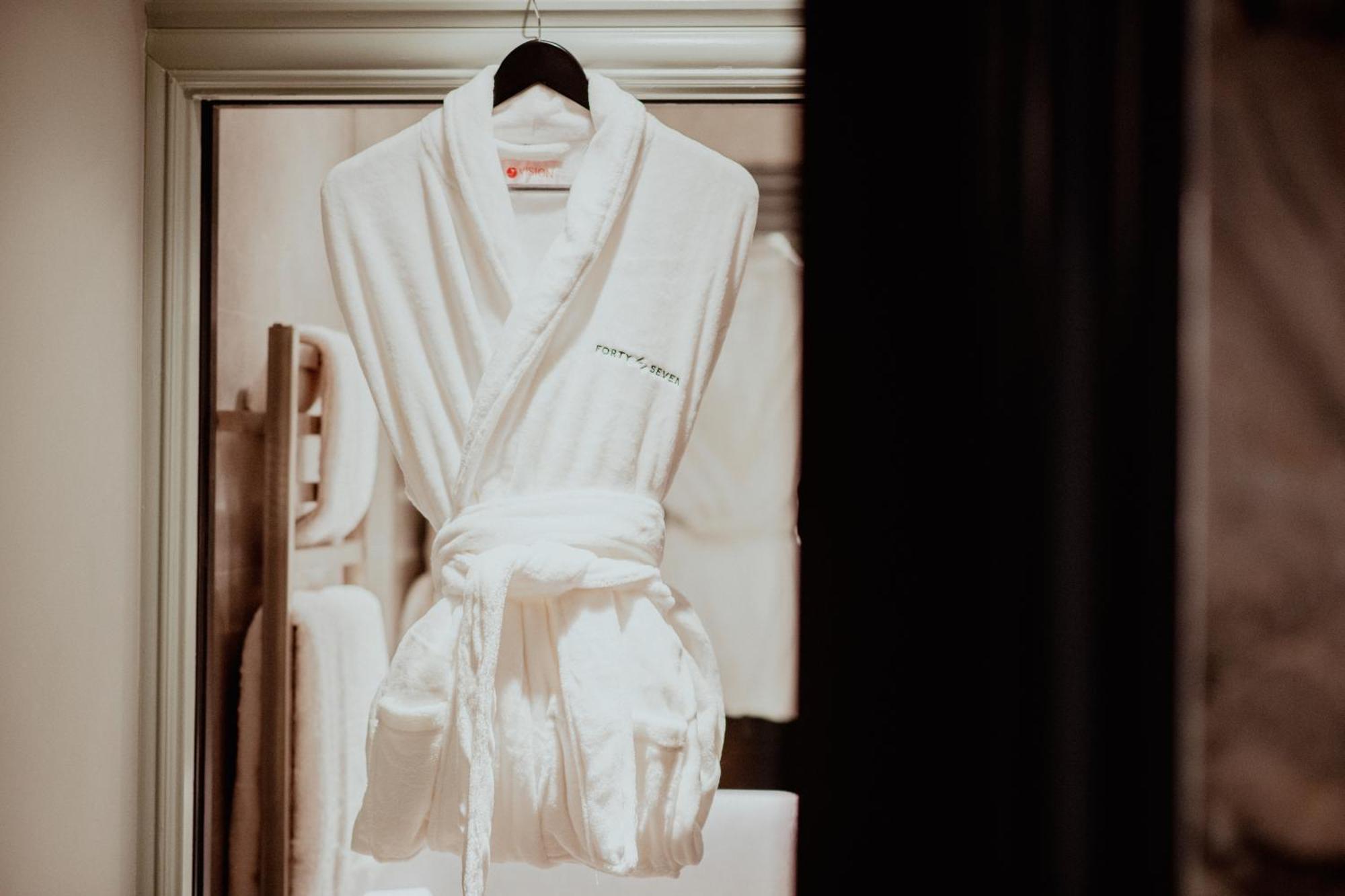 Forty Seven Manchester, Worldhotels Crafted Extérieur photo A bathrobe