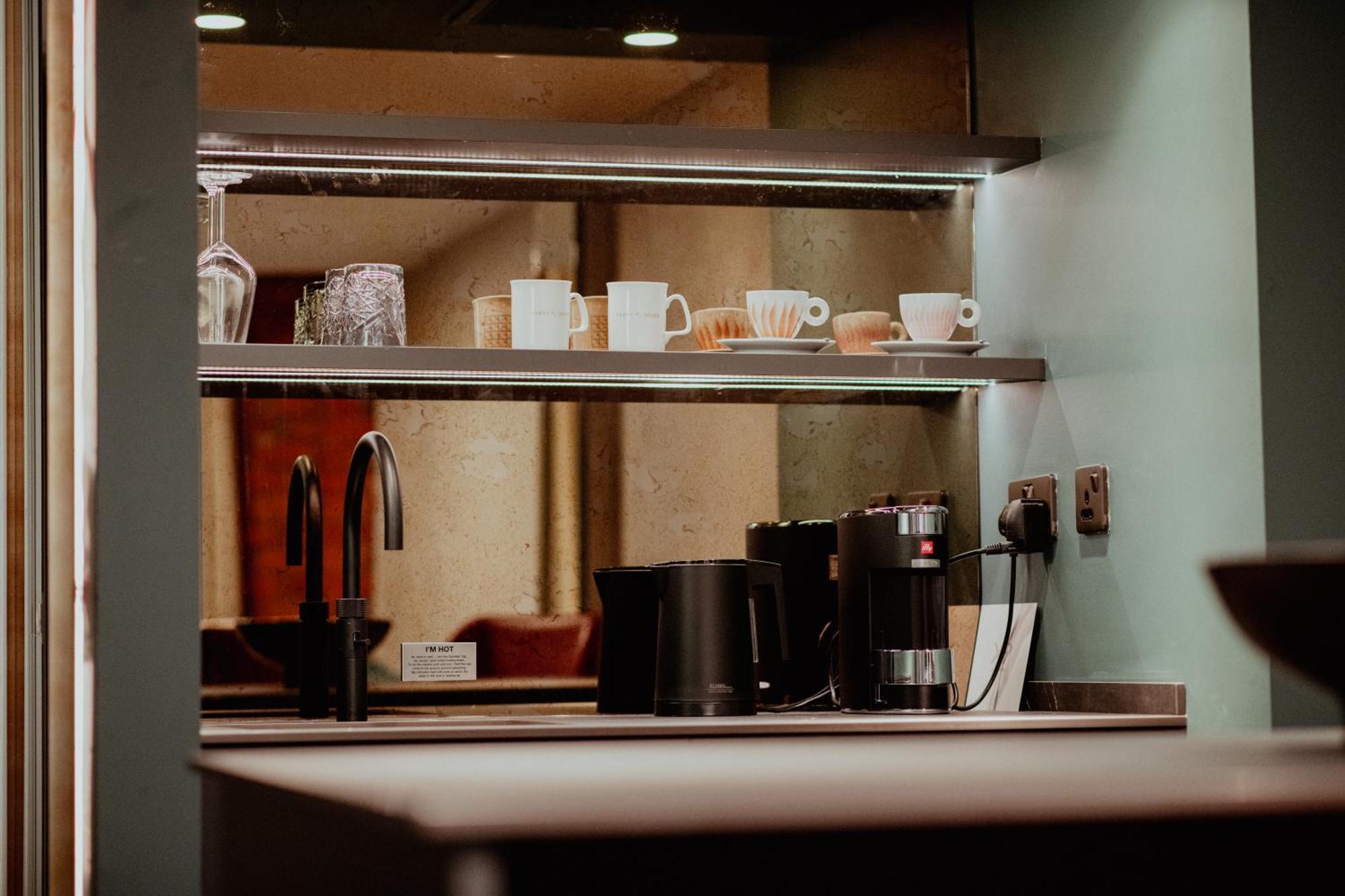 Forty Seven Manchester, Worldhotels Crafted Extérieur photo A coffee machine