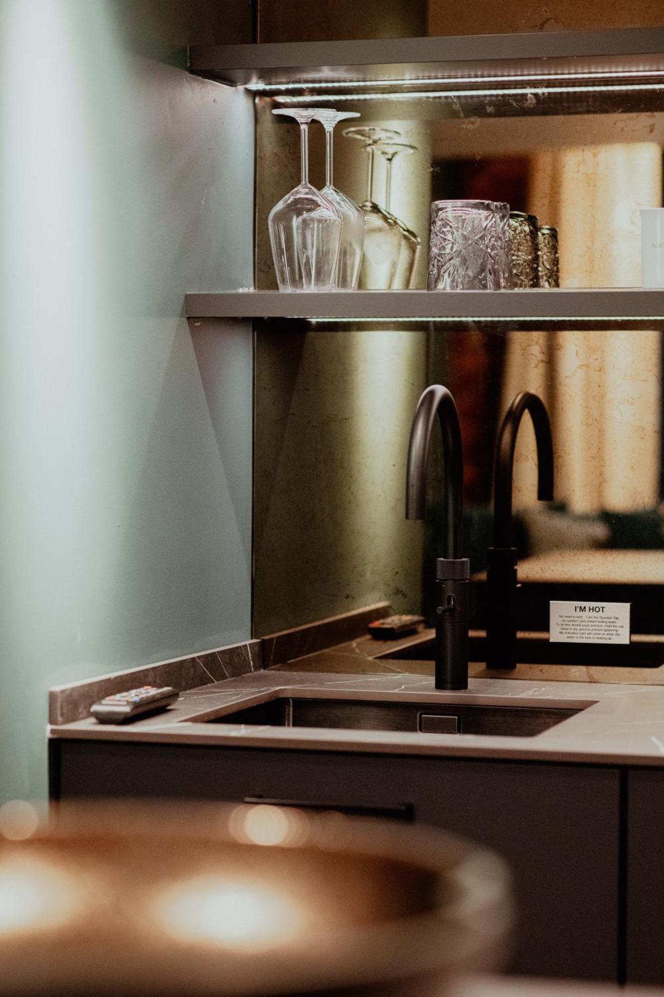 Forty Seven Manchester, Worldhotels Crafted Extérieur photo A kitchen tap