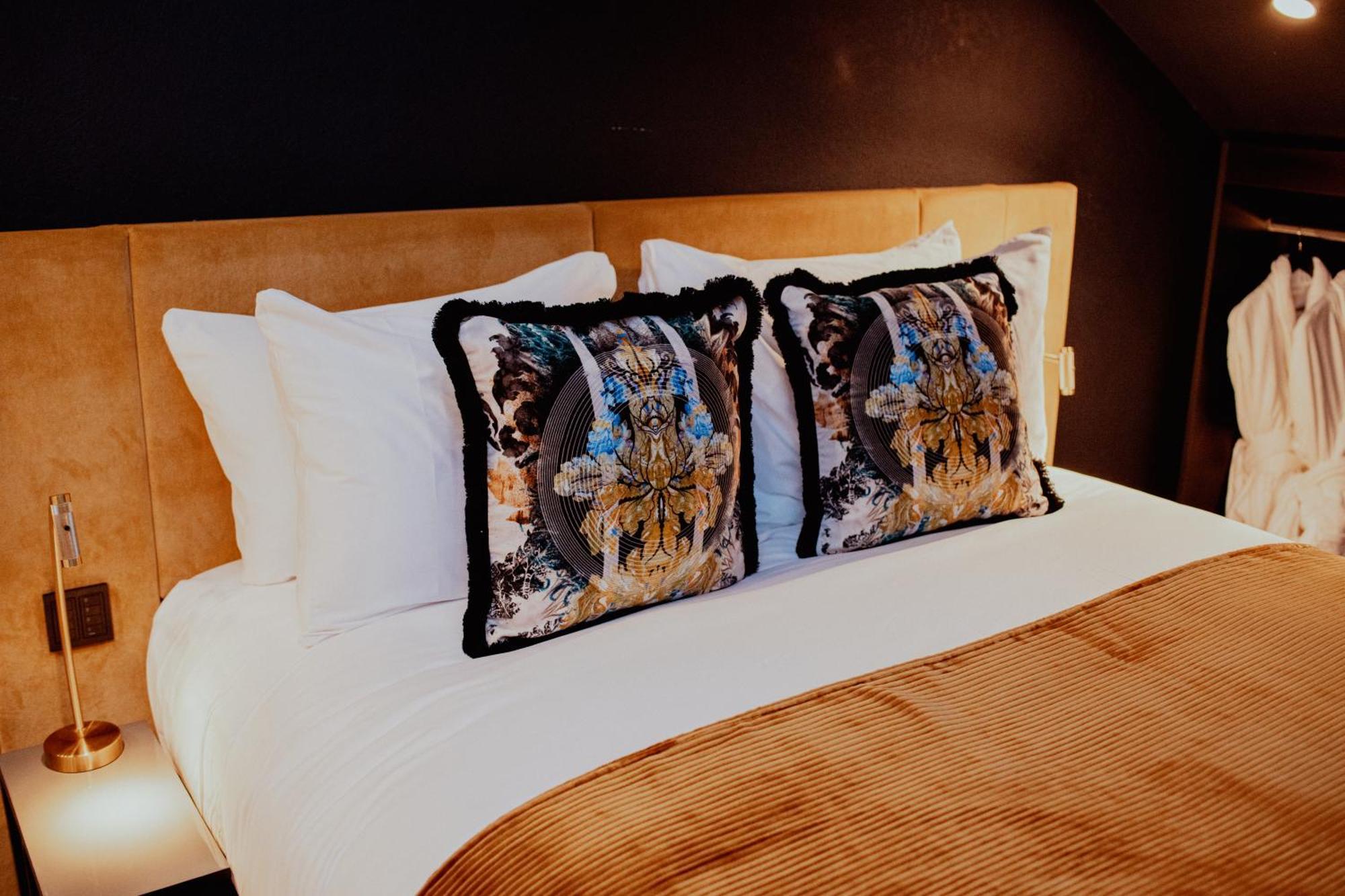 Forty Seven Manchester, Worldhotels Crafted Extérieur photo A bed with cushions