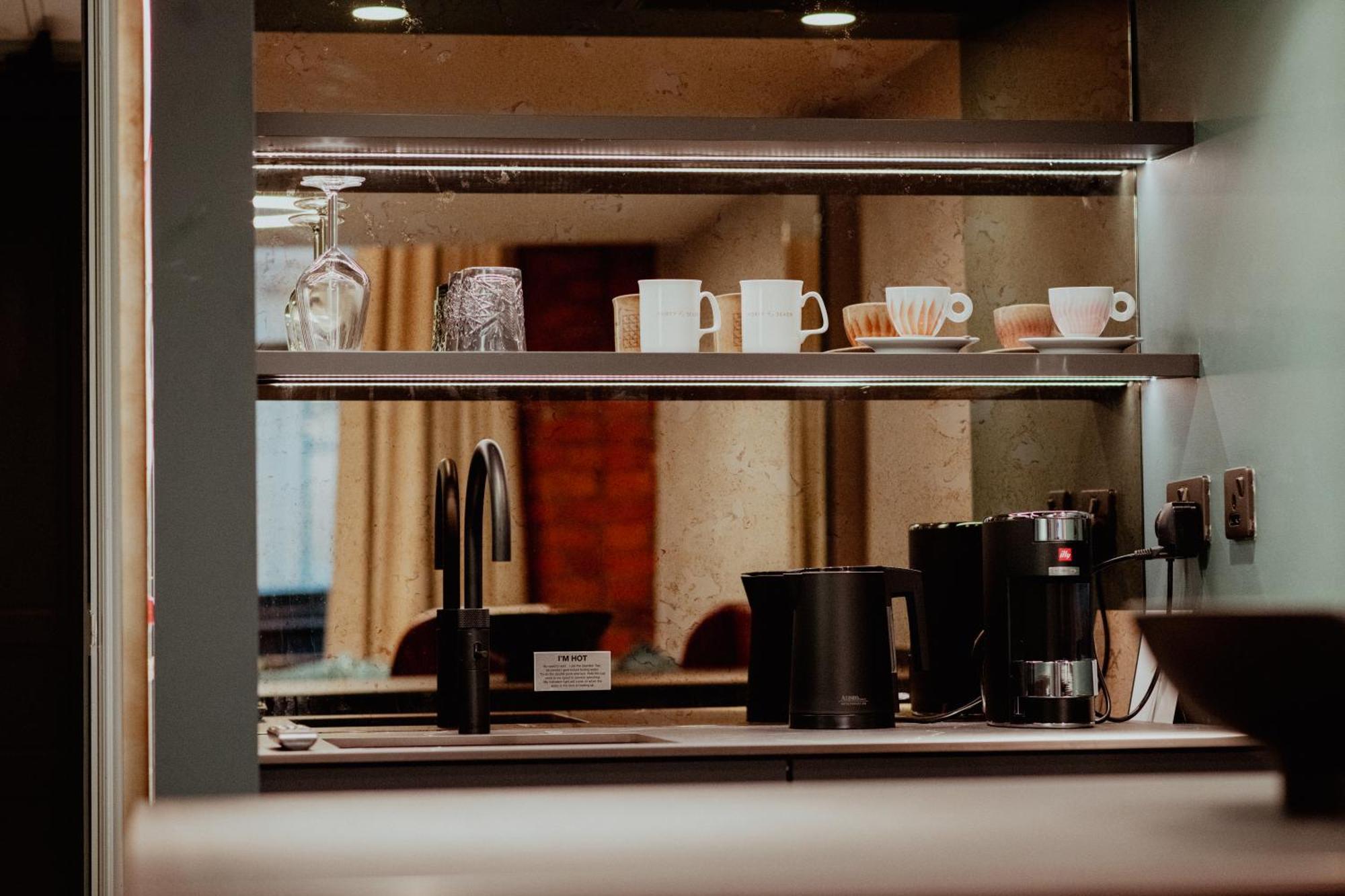 Forty Seven Manchester, Worldhotels Crafted Extérieur photo A coffee machine in a coffee shop